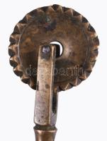 Kétvégű bronz derelyevágó, h: 13 cm