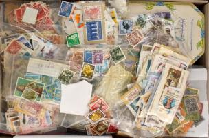 Sok-sok ezer régi és modern magyar és külföldi bélyeg nagy cipős dobozban. Érdemes megnézni!!