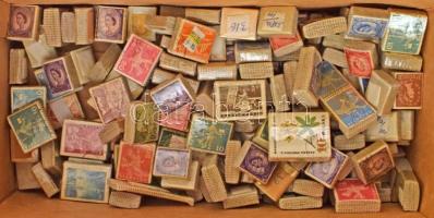 Néhány száz db vegyes magyar és külföldi bündli, sok angollal, dobozban