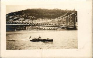 Budapest, Erzsébet híd, "FOGD-MEG" csónak. photo (fa)