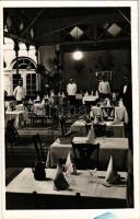 1943 Budapest II. Sebesta Császárkert vendéglő, étterem, pincérekkel, belső