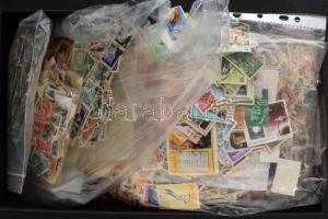 Sok-sok ezer bélyeg az egész világból nagyon sok tengeren túlival, képessel