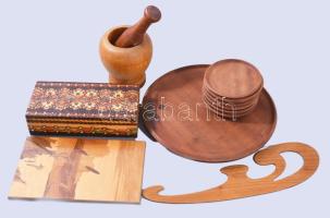 Vegyes fa bolha tétel, közte festett doboz tele apró tárgyakkal.