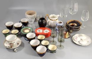 Banános doboznyi üveg, kerámia és porcelán tétel, klf méretben és állapotban.