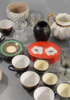 Banános doboznyi üveg, kerámia és porcelán tétel, klf méretben és állapotban