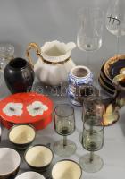 Banános doboznyi üveg, kerámia és porcelán tétel, klf méretben és állapotban