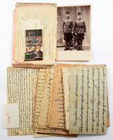 Vegyes papírrégiség tétel, közte katona családjának írt levelei a II. világháborúból, régebbi katonafotó, stb.