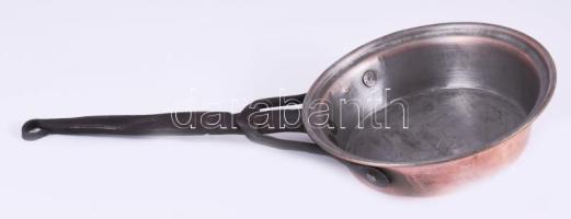 Réz edény vas fogóval. Magyar, cca 19. sz. közepe - második fele, h: 34 cm