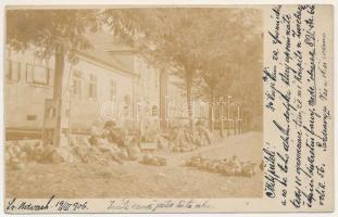 1906 Székelyudvarhely, Odorheiu Secuiesc; edényeket áruló nők, utcai árusok, piac / street vendors, market. photo (gyűrődések / piac)