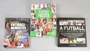 Vegyes futballal kapcsolatos könyvtétel, 3 db Keir Radnedge: A futball enciklopédiája. Ford.: Tomori Gábor. Szerk.: Vági Balázs. Bp., 2005, Ventus Libro. Gazdag képanyaggal illusztrált. Kiadói kartonált papírkötés, kiadói papír védőborítóban.;  1000 focista. Minden idők legjobb játékosai. Pécs, 2006, Alexandra. Gazdag képanyaggal illusztrált. Kiadói kemény-kötés.; Európa futballnemzetei. Ford.: Bujdosó István. Pécs, 2011, Alexandra. Gazdag képanyaggal illusztrált. Kiadói kartonált papírkötés.
