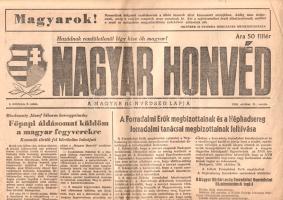 [Folyóirat, 1956.] Főpapi áldásomat küldöm a magyar fegyverekre, nyilatkozta Mindszenty József bíboros. A Honvédség szilárdan a nép mellett áll. A Magyar Honvéd lapszáma a forradalom napjaiból. I. évfolyam, 2. szám. (1956. október 31.) A Nagy Imre-kormányt támogató honvédségi lap a forradalom politikai és honvédelmi híreit közli. Az utcai harcok enyhülésének napján kiadott lapszám közzéteszi a Magyar Köztársaság Forradalmi Honvédelmi Bizottmányának tagnévsorát, azaz a forradalmi vezérkar lajstromát. Újabb aktuális hír a Honvéd Központi Kórházban fekvő sebesültek listája. A tartalomból: A Központi Forradalmi Katonatanács éjszakai ülése -- A Honvédelmi Minisztérium illusztrált közleménye a magyar hagyományoknak megfelelő rendfokozati jelzésekről -- Elhagyták Magyarországot az első szovjet alakulatok -- Puskás, Kocsis, Bozsik és a többiek élnek -- Útban vannak olimpikonjaink Prága felé -- A piros-fehér-zöld Kossuth-címeres magyar zászló ott fog lobogni Melbourne-ben is. A címlapon kézi számolás, az alsó lapszélen apró gyűrődések. Jó állapotú lap, hajtogatva.
