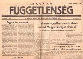 [Folyóirat, 1956.] "Nagy Imre távirata a szovjet csapatok teljes kivonásáról való tárgyalások megkezdéséről. Az USA feltétel nélkül hajlandó segélyt nyújtani a kelet-európai országoknak". A Dudás József-féle Magyar Függetlenség lap száma. I. évfolyam, 4. szám. (1956. november 1.) Budapest, 1956. Magyar Nemzeti Forradalmi Bizottmány (ny. n.) [4] p. Folio. A Dudás József (1912-1957) forradalmár által irányított Széna téri felkelő csoport október utolsó napjaiban megalakította a II. kerületi Nemzeti Forradalmi Bizottmányt, melyre később Magyar Nemzeti Forradalmi Bizottmányként hivatkoztak. A kommunista és kisgazda agitátori múlttal, valamint hosszas börtönévekkel bíró Dudás József ügyes szervezőnek és hatásos szónoknak bizonyult, Széna téri csoportja elfogadta a forradalom legtöbb követeléscsomagjánál radikális, 25 pontos programcsomagját. A csoport Magyar Függetlenség néven önálló lapot adott ki, melynek főszerkesztője Dudás József volt. A forradalom céljaival egyetértő, de politikailag önjáró Dudás József lapja vezető hírként hozza vezetőjének politikai nyilatkozatát: "Teljesen független, demokratikus, szabad Magyarországot akarunk, szabad választásokat és többpártrendszert". Dudás József e követeléseit néhány nappal később Nagy Imre kormánya is magáénak tekintette, a Magyar Függetlenség lapszáma ebben a tekintetben a forradalom katalizátorának is tekinthető. Lapunk mindemellett közzéteszi Nagy Imre táviratát, Eisenhower amerikai elnök és Mindszenty József bíboros nyilatkozatát. Jó állapotú lap, hajtogatva, a hajtás mentén apró szakadásnyomokkal.
