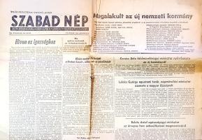 [Folyóirat, 1956.] "Megalakult az új kormány. A kormány új tagjai. Híven az igazsághoz: az elmúlt napok krónikája". A Szabad Nép helyzetértékelő és békét szorgalmazó, agitatív lapszáma a forradalom napjaiban. (1956. október 28.) Budapest, 1956. Magyar Dolgozók Pártja (ny. n.) 2 p. Folio. A Szabad Nép, a Rákosi-rendszert kritika nélkül kiszolgáló pártlap 1956. október 28-i megjelenése önmagában is érdekes és groteszk tény. Lapszámunk a Nagy Imre-kormány megalakulásáról tényszerű beszámolót ad, az egyes új kormánytagok rövid jellemzését adja, ám valódi középpontját emlékezetesen simulékony, ravasz retorikájú vezércikke jelenti. A vezércikk elismeri a Rákosi-Gerő klikk hibáit, magasztalja a forradalmárok hőstetteit, ám a forradalmárok között már ellenforradalmi csoportok megjelenését is vizionálja. Az ellenforradalmár, terrorista bandákra való hivatkozás érvelésmódja a közvetlen laputód, a Népszabadság 1956. novemberi lapszámaiban egyre erőteljesebb lesz, míg december-január környéki lapszámaiban az újdonsült állampárti lap eljut a forradalom teljes megbélyegzéséig, ami megágyazhatott a megtorlásnak. Korának megfelelő állapotú lap, hajtogatva, a hajtás mentén apró szakadásokkal.