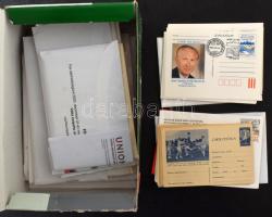 201 db sport témájú küldemény, alkalmi bélyegzések, FDC-k, díjjegyesek, gépi bérmentesítések, ajánlottak, változatos tétel, dobozban