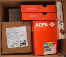 20.000 db IPH bélyeg (fekete gépbélyeg) 12 db fénytől elzáró dobozban, ebből 18.000 db mm-es széllel, vagy szél nélkül méretre vágott, a többi különböző méretű kerettel kivágva