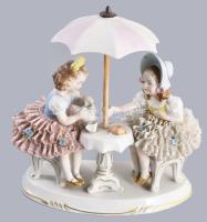 Sitzendorf teázó lányka pár, jelzett, szoknyafodron sérüléssel, 19x18 cm