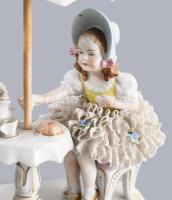 Sitzendorf teázó lányka pár, jelzett, szoknyafodron sérüléssel, 19x18 cm