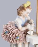 Sitzendorf teázó lányka pár, jelzett, szoknyafodron sérüléssel, 19x18 cm