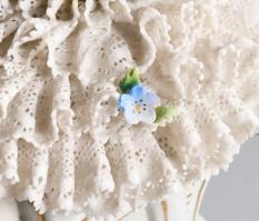 Sitzendorf teázó lányka pár, jelzett, szoknyafodron sérüléssel, 19x18 cm