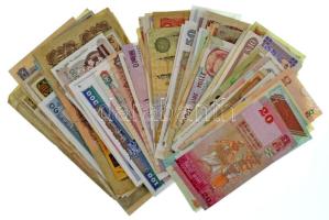 Vegyes 148db magyar és külföldi bankjegytétel, közte: Magyarország, Kenya, Egyiptom, Vietnám, Indoné...
