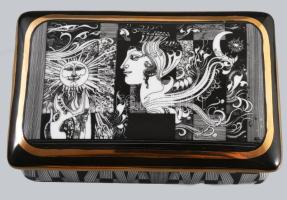 Hollóházi Szász Endre által tervezett mintával díszített bonbonier. Matricás, jelzett, kis kopással,...