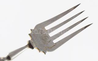 Ezüst (ag) nyelű tálalóüvilla, sérüléssel, h: 25 cm