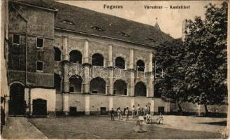 1918 Fogaras, Fagaras; Várudvar, katonák. Adolf Wazek kiadása / Kastellhof / castle courtyard with K.u.K. soldiers (EB)
