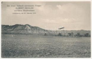 Segesvár, Schässburg, Sighisoara; Der erste Siebenbürgisch-sächsische Flieger Albert Ziegler zwischen Hindernissen am 23. Oktober 1913 / Az első erdélyi szász pilóta Albert Ziegler repülés közben Segesvár felett. Jos. Drotleff kiadása / The first Transylvanian Saxon pilot during his flight over Sighisoara