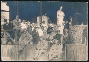 cca 1915 Bp., ,,a Bajza utcai mester iskola kápolnájának felszentelése" (Feszty-ház, VI., Bajza u. 39.) báró Hornig Károly bíboros vezetésével, csoportkép, a jelenlévők között Strobl Alajos (1856-1926) szobrászművésszel, katonákkal és nővérekkel. Keményhátú fotó, a hátoldalon feliratozva, körbevágva, 11,5x16,5 cm