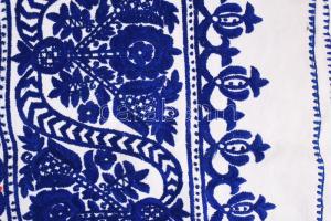 2 darab hímzett párnahuzat és egy terítő