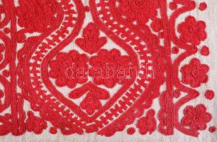 2 darab hímzett párnahuzat és egy terítő