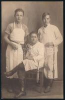 cca 1910-1920 Három fiatal hentes portréja, fotólap, 13,5x8,5 cm