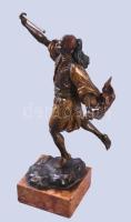 Mór harcos - antik bécsi bronz figura, márvány talapzaton, m: 31 cm