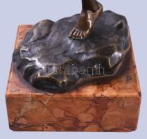 Mór harcos - antik bécsi bronz figura, márvány talapzaton, m: 31 cm