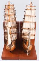Könyvtámasz a Mayflower makettjával, jó állapotban, együtt 34x30 cm