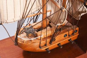 Könyvtámasz a Mayflower makettjával, jó állapotban, együtt 34x30 cm