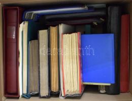 Berakó tétel: 6 db nagyalakú + 5 db közepes + 3 db kicsi + 2 db levél, hozzá 2 db album, nagy dobozban