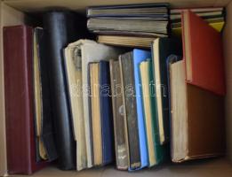 Berakó tétel: 8 db nagyalakú + 5 db közepes + 4 db kicsi, hozzá 2 db album, nagy dobozban