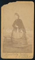 1867 Szendrey Júlia (1828-1868) író- és költőnő, Petőfi Sándor volt feleségének portréja, keményhátú fotó (vizitkártya), feliratozva, sérült, sarkán kisebb hiánnyal, 10,5x6 cm