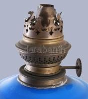 Nagyméretű kék üveg petróleumlámpa, laza szerelékezéssel, m: 56 cm