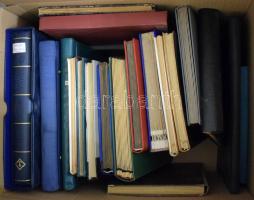 Berakó tétel: 10 db nagyalakú + 6 db közepes + 3 db kicsi, hozzá 3 db album, nagy dobozban