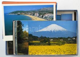 85 db MODERN képeslap, főleg külföldi városok, főleg megíratlan, kis dobozban / 85 modern foreign town postcards in a small box, mainly unused