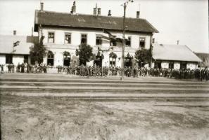 Somoskőújfalu vasútállomás katonákkal, 3 db fotónegatív, 9×12 cm