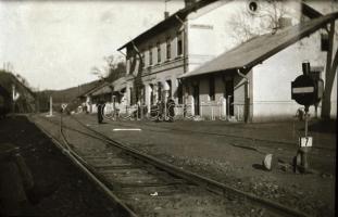 Somoskőújfalu vasútállomás katonákkal, 3 db fotónegatív, 9×12 cm