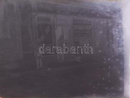 1927 Pécs, Ferenciek utca, Höfler Jakab üzlete és személyzete, 2 db üvegnegatív, 9×12 cm