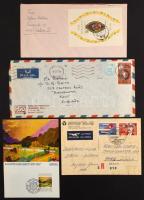 Néhány száz modern külföldi küldemény karton dobozban