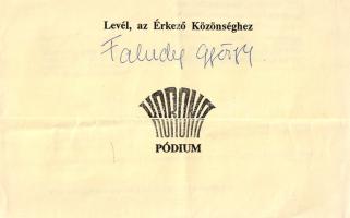 [Kézirat] Faludy György (1910-2006) költő két, saját kezű aláírása a budai Korona Pódiumban megrendezett szerzői estje alkalmából. (1988 körül). A tiltott szerzőnek számító Faludy György 1988-ban látogatott újra Magyarországra. Szamizdatban megjelent verseskötetei jelentős érdeklődést generáltak, melynek nyomán az év során több szerzői estet is szerveztek számára, így lépett fel a budai Korona Pódiumban is. A Korona Pódium (szokásainak megfelelően) elhelyezte meghívójában a művész aláírására szolgáló számlálócédulát, ennek előoldalán Faludy György saját kezű aláírása, a művész azonban aláírását megismételte a Korona Pódium meghívólevelének előoldalán is. Jó állapotú számlálócédula és meghívólevél.