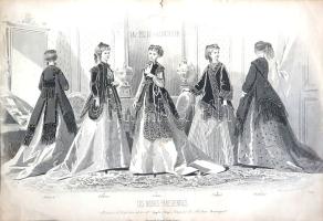 [Metszet] A Maison Gagelin párizsi divatház öt női ruhakölteménye a legújabb báli szezonhoz. A Les Modes Parisiennes divatlap acélmetszetű melléklete. (1867). Paris, [1867]. Imprimerie Moine et Falconer. Acélmetszet, mérete: 250x385 mm egy 265x385 méretű lapon. Az 1843-1875 között megjelenő párizsi divatlap, a "Les Modes Parisiennes" a jól szituált polgárcsaládok iránymutató orgánuma volt. Vezető grafikusa Francois Compte-Calix, részletgazdag, dupla oldalas divatképünk is az ő munkája. Illusztrációnk öt modellje az Eugénia császárnő által az 1850-es években divatba hozott, fűzött, megközelíthetetlenséget sejtető, terebélyes, földet söprő krinolinszoknyás kosztümöket viseli, amely a korábbi évekhez képest már veszített bőségéből, és átmenetet jelent a császárság bukása után megjelenő, természetesebbnek tűnő turnűr-viseletekhez. A kosztüm felett fényes atlaszselyemből készült felsőruházat, amely sejtetni engedi a fűzőviseletet is. Az otthoni öltözet hajba tűzött fejdíszt is megkövetelt divatképünk tanúsága szerint. Részletgazdag divatképünk alján az öt ruhaköltemény neve: Andréa, Altesse, Sultan, Nabad és Matinée, a háttérben korabeli szalonbelső, tükörrel és függönnyel, kanapéval, nehéz bútorokkal és vázákkal, mintás tapétákkal, háromágú fali csillárokkal, a középen elhelyezett benyílóval, melynek belsejében szerényen meghúzódik a divatház megnevezése. Jó állapotú lap, hátoldalán apró javítással.