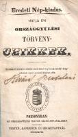 1847/8-ik évi Országgyűlési törvénycikkek. Nyomatott minister-elnöki rendeletnél fogva a k. királyi megerősítést nyert eredeti kézirat után. Eredeti nép-kiadás. Pozsony, 1848. Országgyűlési Iratok Kiadóhivatala - Landerer és Heckenast ny., Pest. 40 p. Dokumentumunk az 1847-1848-as országgyűlésen elfogadott törvénycikkeket teszi közzé. Az országgyűlés rendkívüli jelentőségű törvényeket hozott. Elrendelte Erdély és Magyarország egyesítését, eltörölte az úrbériséget és a papi tizedet, rendelkezett a közteherviselésről, sajtószabadságot hirdetett, valamint választójogi és egyházügyi reformokat hozott. Példányunkból három levél hiányzik, négy levélen apró, kilenc levélen nagyobb hiány. A címlapon régi gyűjteményi bélyegzés és tulajdonosi bejegyzés, a leveleken halvány foltosság és apró, lapszéli sérülések. Fűzve, enyhén gyűrött, enyhén foltos korabeli borítóban, a hátsó borító felső sarkán kisebb hiány.