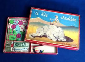 A kis vadász. Társasjáték 10 éves kortól. A Játékfelülvizsgáló Bizottság által engedélyezett játék, ...